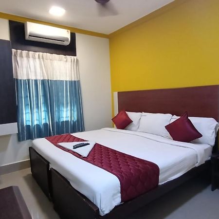 Skyry Hotels Adyar Madras Buitenkant foto